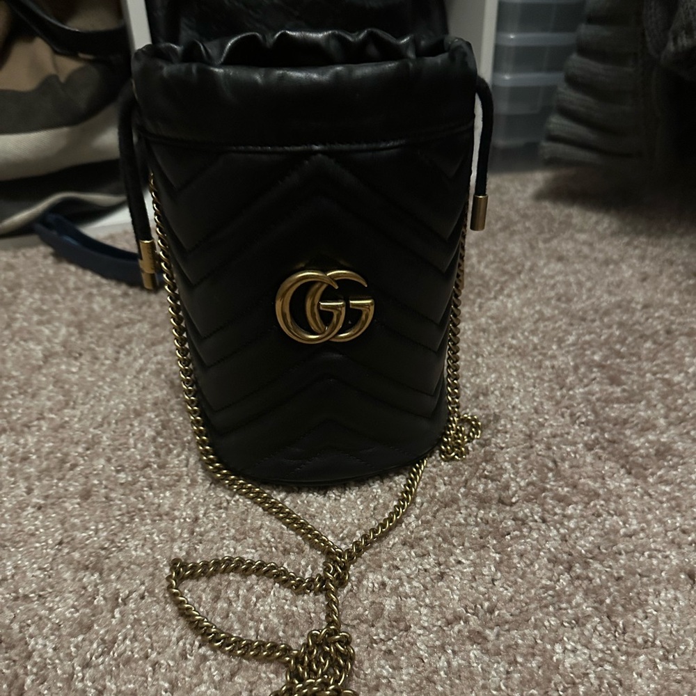 Gucci small bucket bag crossbody. Black with gold chain